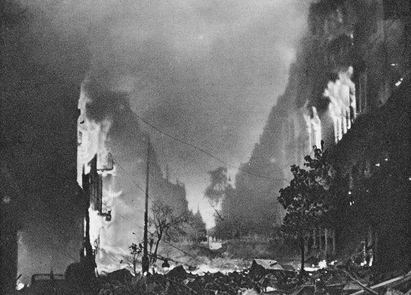 Pod koniec Powstania, gdy Warszawa płonęła, operowano bez znieczulenia nożami kuchennymi i zwykłymi piłami.