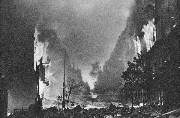 W zniszczonej Warszawie woda stała się towarem wysoce deficytowym. Na zdjęciu płonące budynki na ulicy Marszałkowskiej.