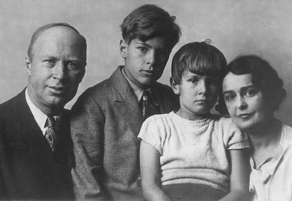 Rodzina Prokofiewów w komplecie w latach 30.