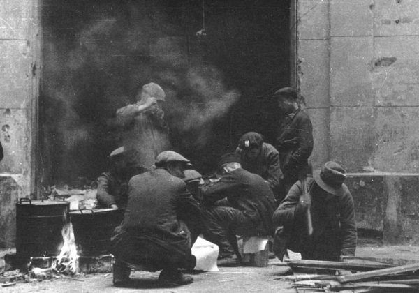 Narastający kryzys na linii powstańcy-ludność cywilna owocował coraz częstszymi scysjami. Na zdjęciu rozpalanie kuchni polowej.