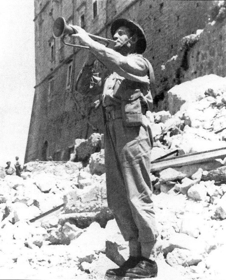 Polski hejnalista na ruinach Monte Cassino. Mógł zagrać hymn narodowy na paradzie zwycięstwa w Warszawie.