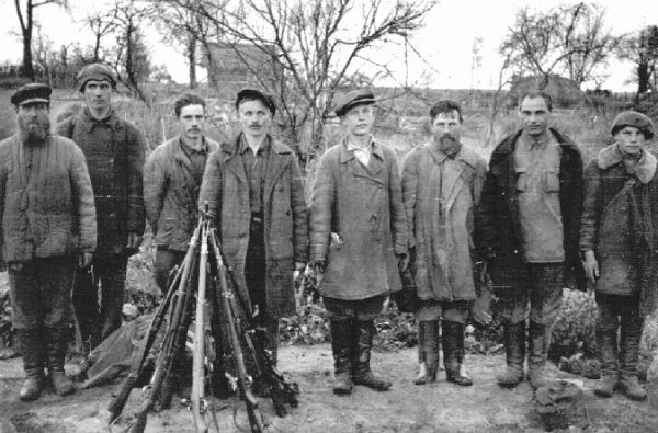 Na fotografii ochotnicy rosyjscy, którzy wspierali niemiecką armię w walkach z partyzantami.