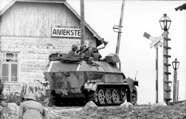Wojsko niemieckie na Łotwie, w 1941 roku, kilka lat przed rozpoczęciem desperackiego odwrotu armii III Rzeszy.