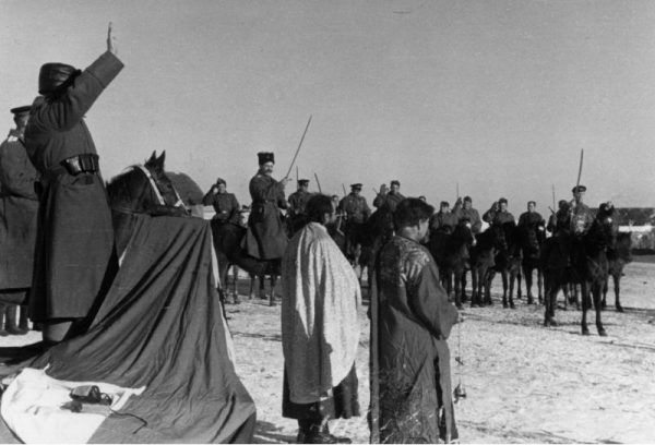 Żołnierze 1. Kozackiej Dywizji Kawalerii na fotografii zrobionej przez Niemców w ramach akcji propagandowej.