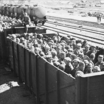Transport sowieckich jeńców we wrześniu 1941 roku. Wielu żołnierzy ZSRR, wziętych do niewoli przez wojska III Rzeszy, umierało już w trakcie podróży do obozów.