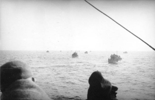 Niemieccy uchodźcy podczas przeprawy przez Morze Bałtyckie. W 1945 z kotła kurlandzkiego cywilów ewakuowano drogą morską.