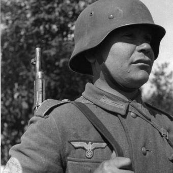 Niektórzy żołnierze Armii Czerwonej tak bardzo nienawidzili sowieckiego reżimu, że przechodzili na stronę Hitlera. Za zdjęciu Tatar w mundurze Wermachtu.