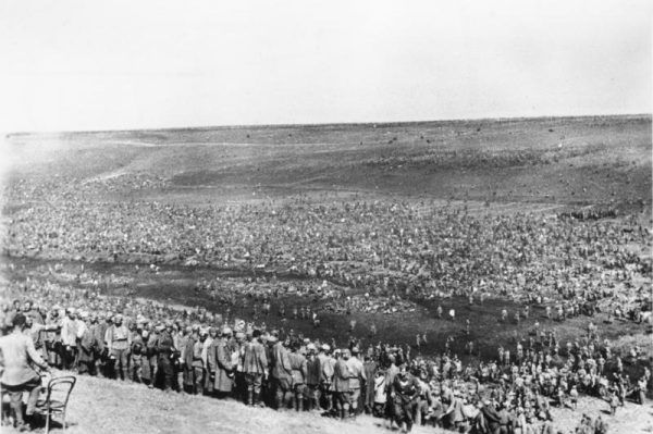 Tłumy radzieckich jeńców wojennych wziętych do niewoli na Froncie Wschodnim w sierpniu 1942 roku.