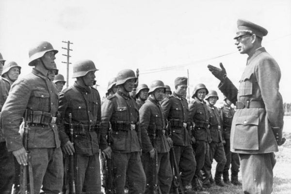 Generał Andriej Własow przemawiający do żołnierzy ROA w 1944 roku.