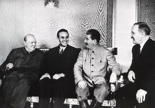 Dla Churchilla wizyta dyplomatyczna w Moskwie w 1942 roku zakończyła się kacem gigantem. Na zdjęciu od lewej Churchill, William Averell Harriman - amerykański ambasador w ZSRR - Stalin i Mołotow.