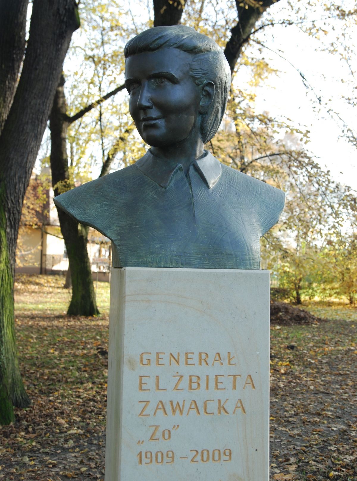 Elżbieta Zawadzka była jedyną kobietą w szeregach cichociemnych. Na zdjęciu jej pomnik w krakowskim Parku Jordana.