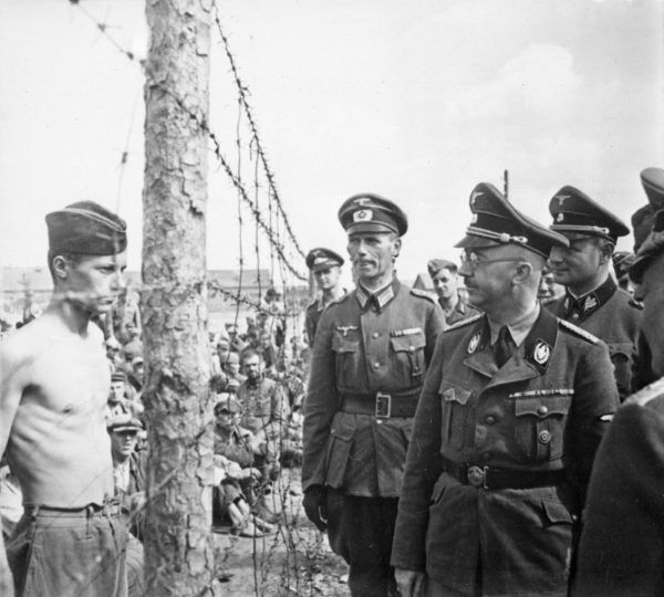 Heinrich Himmler wizytuje obóz jeniecki w 1941 roku.