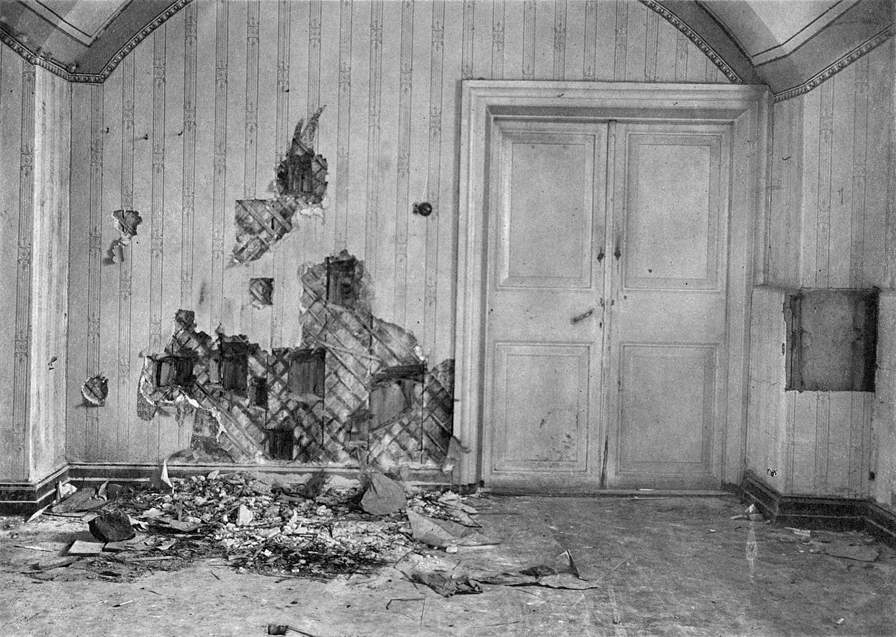Piwnica Ipatiewa, w której rozstrzelano rodzinę Romanowów. Ścianę częściowo rozebrano w poszukiwaniu nabojów i innych dowodów zbrodni.