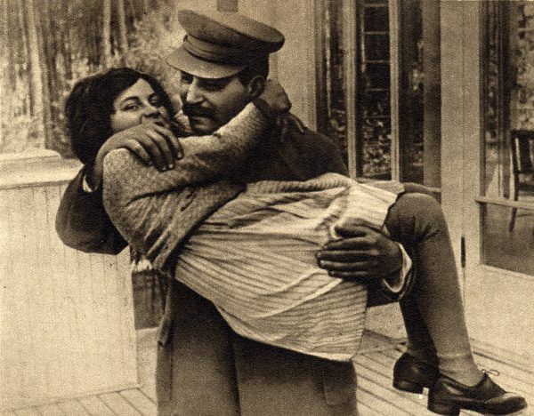 Stalin z córką Swietłaną w 1940 roku. Na przestrzeni lat dyktator zdążył zrazić do siebie wszystkich krewnych... lub zesłać ich do obozów.