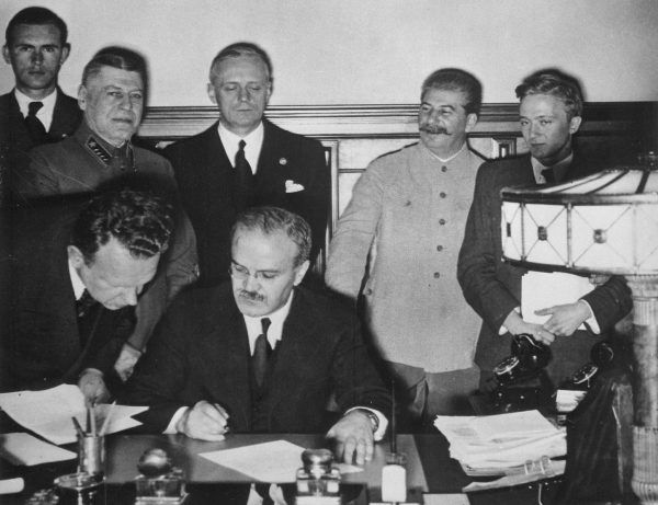 Ribbentrop mógł czuć się zszokowany, kiedy odkrył poczucie humoru Stalina. Na zdjęciu podpisanie sowiecko – niemieckiego traktatu o przyjaźni 28 września 1939 roku.