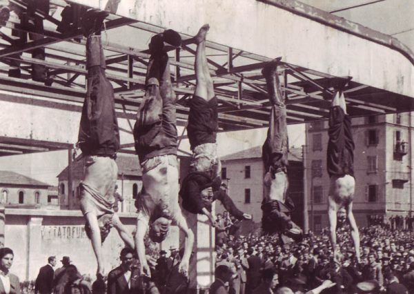 Ciała Benita Mussoliniego (drugie od lewej), Clary Petacci i trójki prominentnych faszystów powieszone na stacji benzynowej na Pizzale Loreto w Mediolanie.