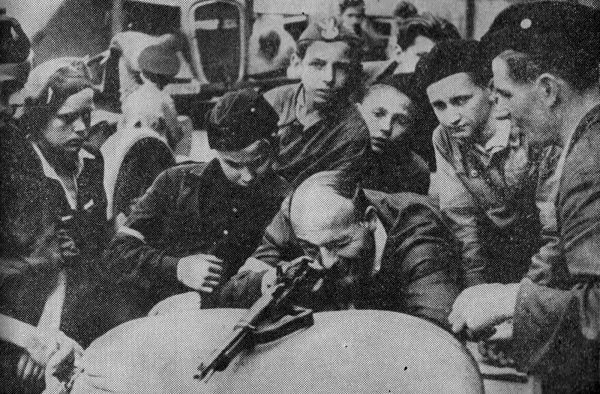 Najmłodsi uczestnicy Powstania podczas nauki strzelania. Polacy mieli ogromne problemy z brakiem uzbrojenia.