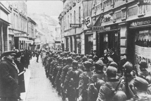 Niemieccy żołnierze podczas przemarszu przez Maribor w 1941 roku.