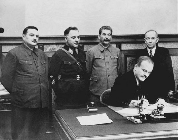 W Związku Radzieckim mocna głowa może pomóc robić karierę. Otto Kuusinen podpisujący kolaboracyjny pakt z sowietami w 1939 roku po prawej stronie zdjęcia.