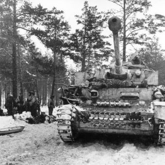 Niemiecki czołg Panzer IV w zimie 1943 roku na terenie ZSRR. Wojska III Rzeszy nie były przygotowane na warunki panujące zimą na wschodzie, co też przyczyniło się do porażki.