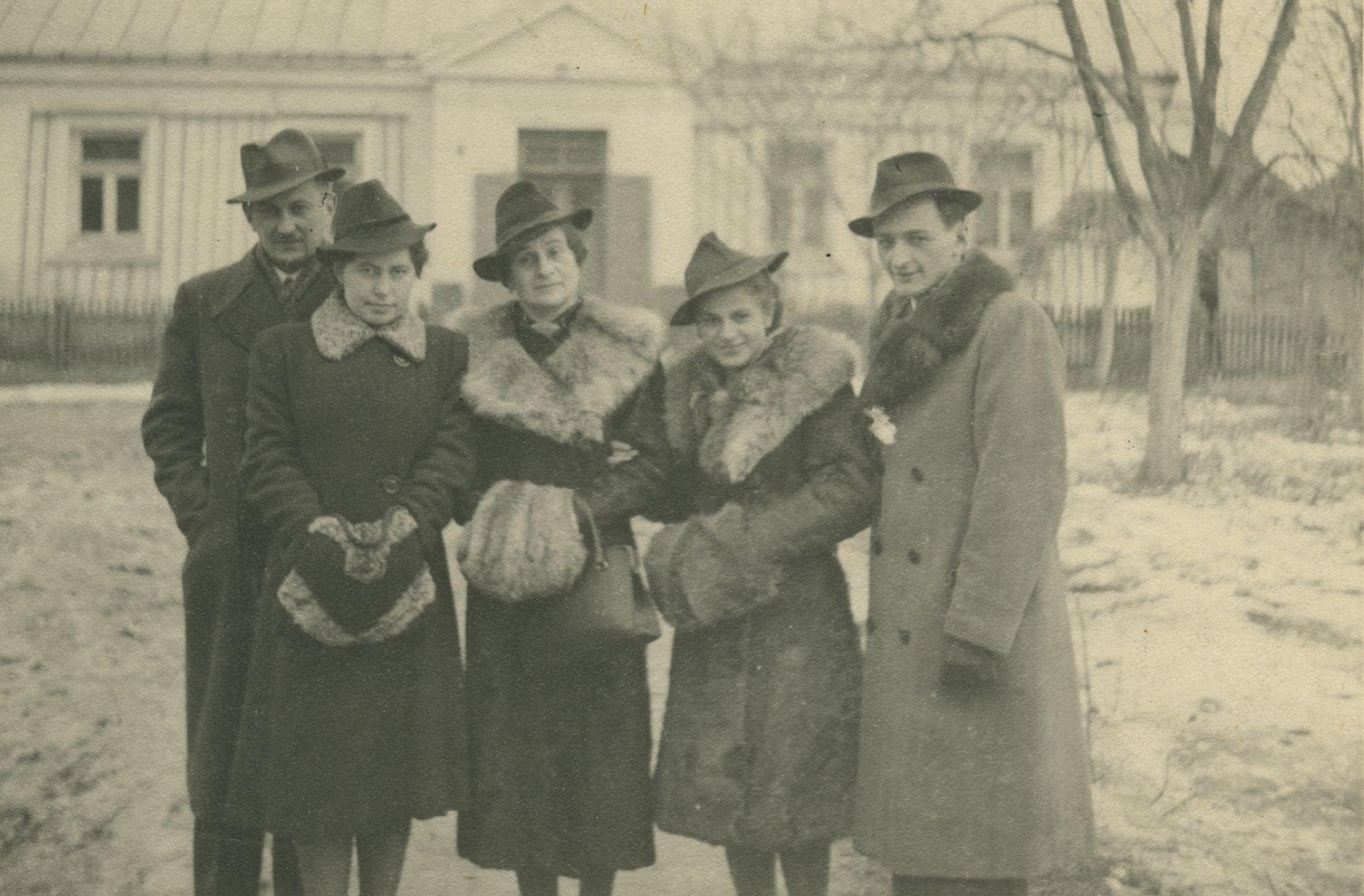 1941 rok, fotografia wykonana tuż przed ślubem Haliny i Lecha. Zdjęcie z książki "Dziewczyny wojenne" (Znak Horyzont 2017).