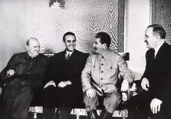 Dla Churchilla wizyta dyplomatyczna w Moskwie w 1942 roku zakończyła się kacem gigantem. Na zdjęciu od lewej Churchill, William Averell Harriman – amerykański ambasador w ZSRR – Stalin i Mołotow.