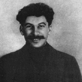 Stalin na zesłaniu w 1915 roku. Ironiczne poczucie humoru pomoże mu utrzymać się przy władzy.