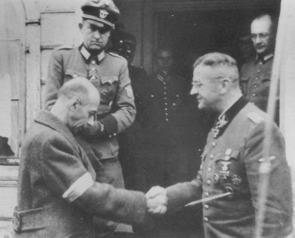 Generała Tadeusz "Bór" Komorowski ściska dłoń SS-Obergrupenführera Ericha von dem Bach w jego kwaterze w Ożarowie Mazowieckim, październik 1944 roku. Generał Ericha von dem Bach miał polskie korzenie, dawniej nosił nazwisko von dem Bach-Zelewski.