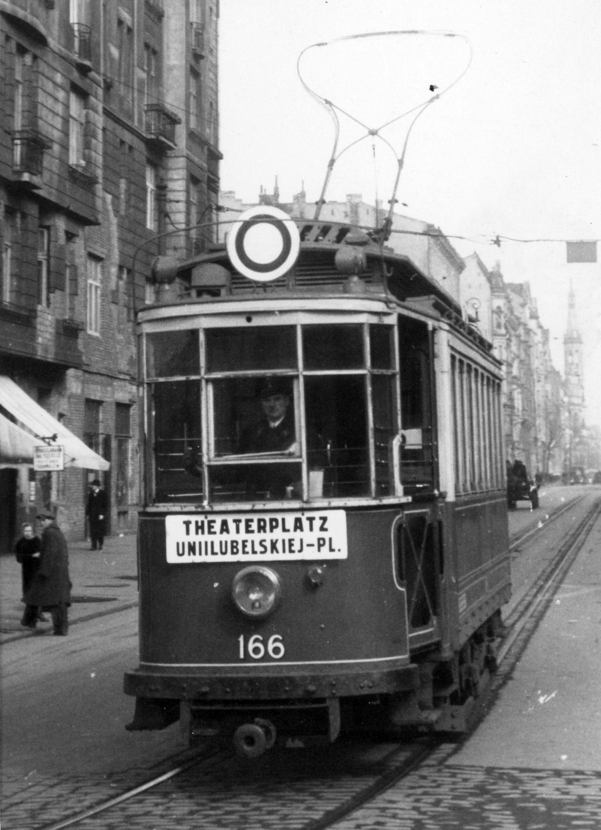 Aby zmylić Niemców Zawadzka często jeździła tramwajami „Nur für Deutsche”.
