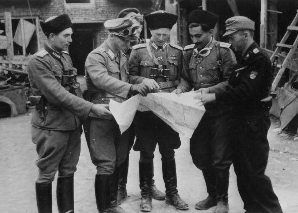 W powstaniu warszawski po stronie niemieckiej walczyli też przedstawiciele innych nacji. Na fotografii major Iwan Frołow naradza się z oficerami RONA - armii rosyjskich kolaborantów.