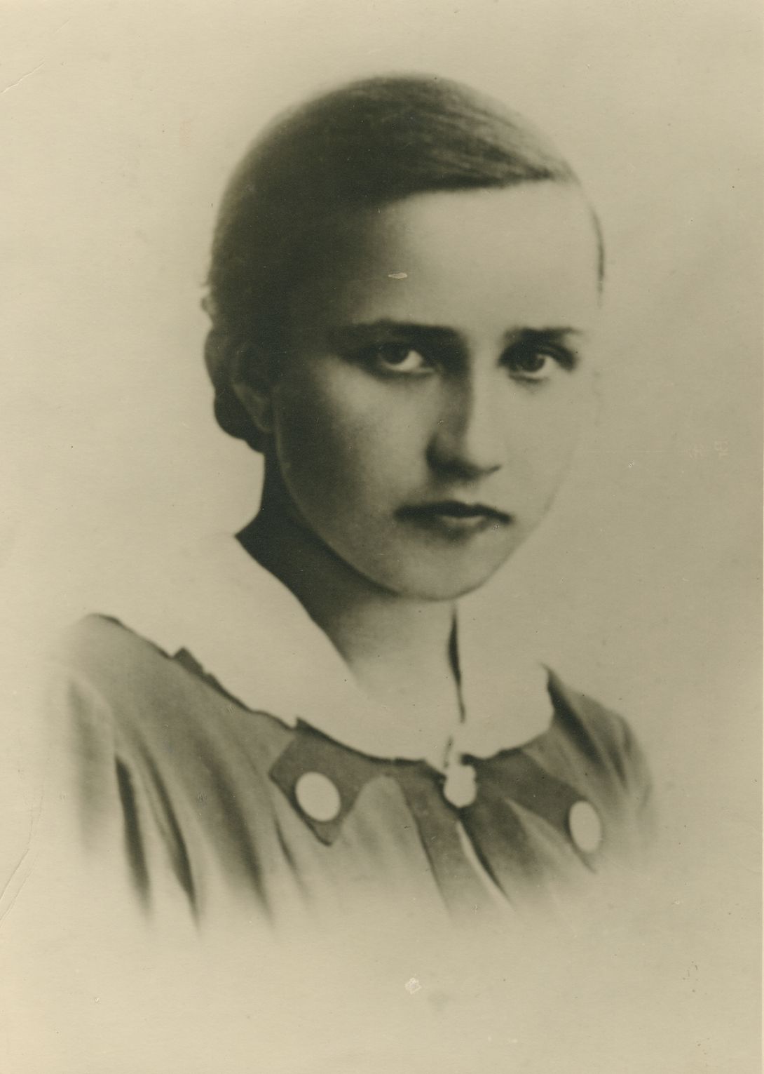 Zenobia Żurawska, fotografia maturalna (1937 r.). Zdjęcie pochodzi z książki "Dziewczyny wojenne" (Znak Horyzont 2017).