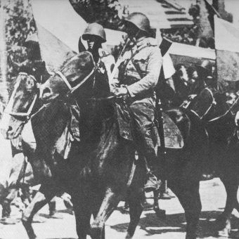 Żołnierze 1. Warszawskiej Samodzielnej Brygady Kawalerii w trakcie defilady. Sierpień 1945. Żołnierze 1. Warszawskiej Samodzielnej Brygady Kawalerii w trakcie defilady. Sierpień 1945.