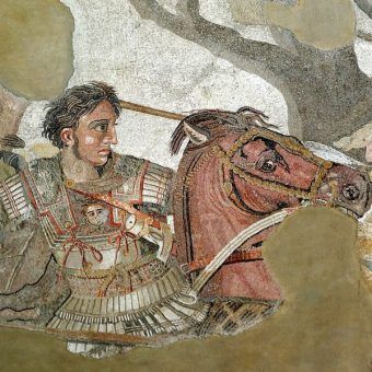 Aleksander na Bucefale podczas bitwy pod Issos (333 p.n.e.). Fragment mozaiki Aleksandra z Domu Fauna w Pompejach. Obecnie w Muzeum Archeologicznym w Neapolu. Jeden z największych zdobywców w historii ludzkości zmarł nagle w wieku niespełna 33 lat. Czy wiadomo co zabiło Aleksandra Wielkiego? Na ilustracji fragment mozaiki z Domu Fauna w Pompejach.