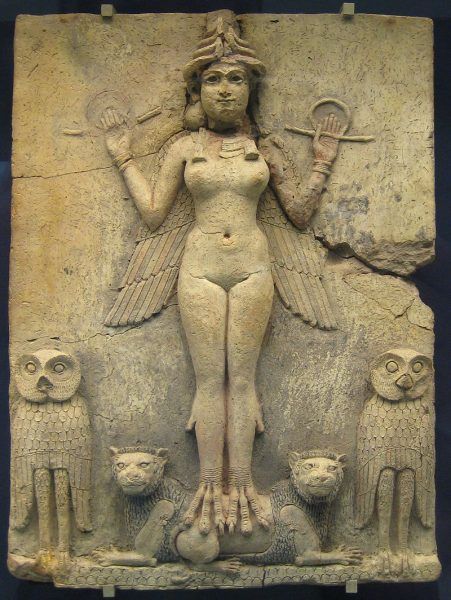 Rzeźba, znajdująca się dziś w British Museum, przedstawia prawdopodobnie Isztar, babilońską boginię miłości i seksu. To właśnie jej kult przyczynił się do nadmiernego seksualnego rozpasania, z którego słynie stolica mezopotamskiej Babilonii.