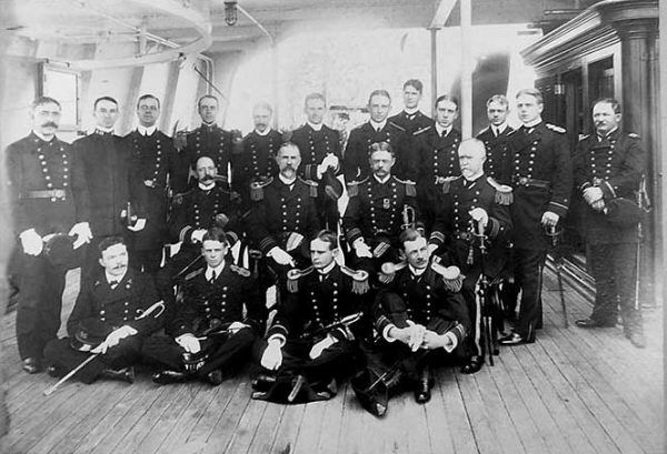 Ojciec Elizabeth George C. Thorpe (stoi czwarty od lewej) był oficerem Marine Corps, w związku z tym często zmieniał miejsce zamieszkania. Jego córka podróżowała razem z nim.
