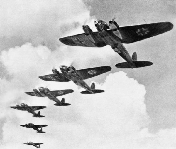 Bombowce Heinkel He 111 nad Londynem w czasie Bitwy o Anglię. Dowódcą polskiego Dywizjonu 303 był wówczas brytyjski lotnik, Ronald Gustave Kellett.