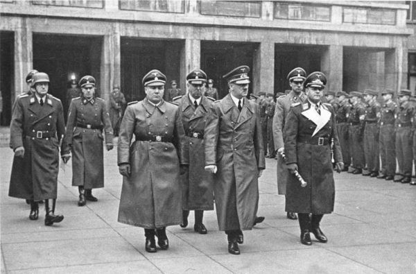 W raporcie do sekretarza Hitlera Martina Bormanna (na pierwszym planie z lewej) warszawska komórka NSDAP donosiła że powstanie wywołali... komuniści.