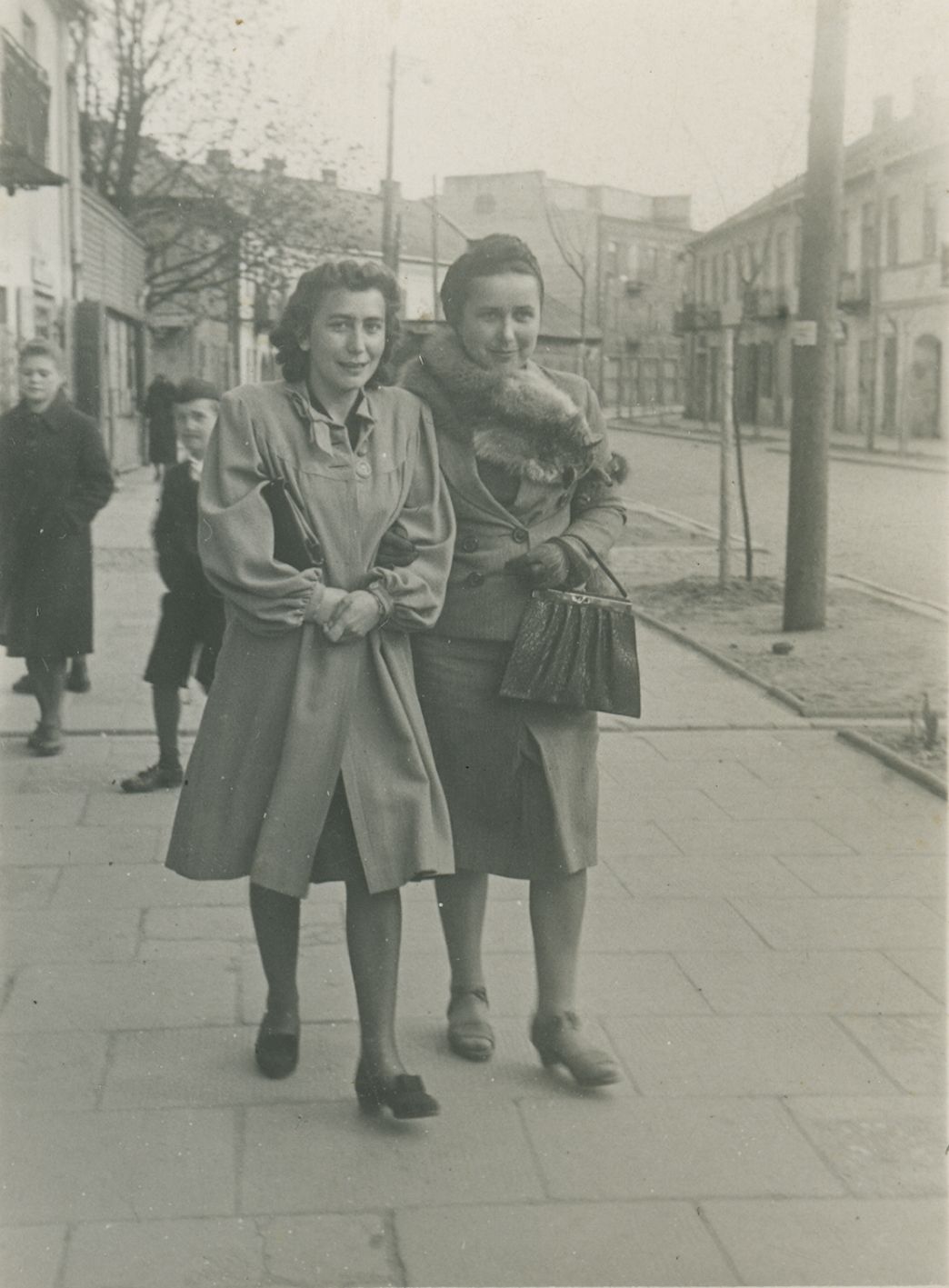 Zenobia Żurawska (po prawej), 1943 r. Zdjęcie pochodzi z książki „Dziewczyny wojenne” (Znak Horyzont 2017).