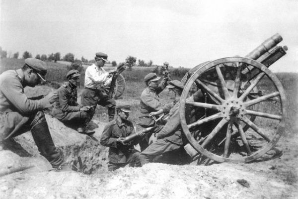 Polscy artylerzyści na stanowiskach bojowych. Wsparcie artylerii wydatnie pomogło w zdobyciu miasta.
