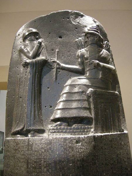 Hammurabi panował w latach 1792-1750 p.n.e. i był najsyłynniejszym królem z I dynastii z Babilonu. Na zachowanym fragmencie steli, bóg słońca Szamasz podaje mu symbole władzy królewskiej. W historii zapisał się przede wszystkim jako twórca Kodeksu, z którego ponoć wywodzi się sławna zasada "oko za oko, ząb za ząb".