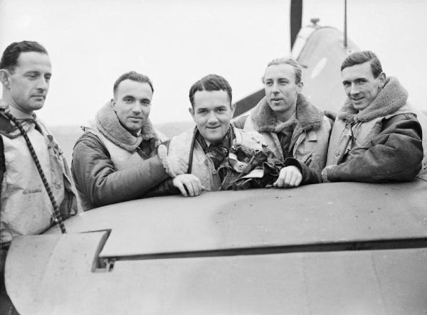 Na zdjęciu Mirosław Ferić, Bogdan Grzeszczak, Jan Zumbach, Zdzisław Henneberg oraz Jonh Kent z Dywizjonu 303..