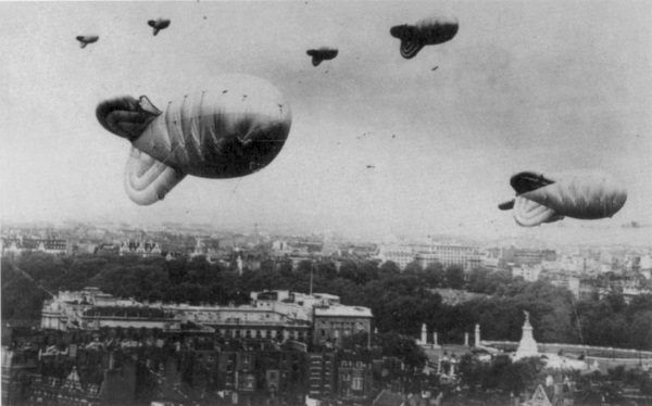 Zapora balonowa nad Londynem w czasie II wojny światowej.