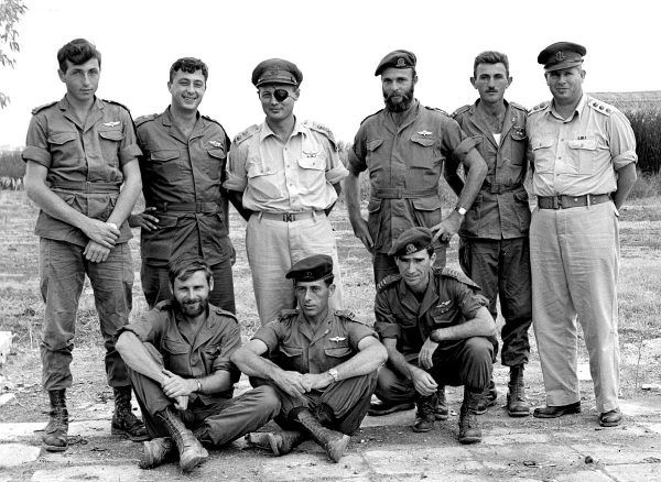 W walkach na wyspie brał udział m.in. Rafael Ejtan, ówczesny dowódca Korpusu Piechoty i Spadochroniarzy (na tym zdjęciu z 1955 roku siedzi pierwszy z prawej).