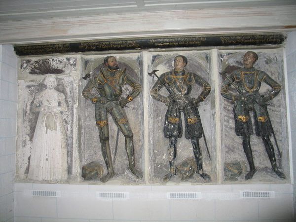 Grób księcia Henryka, jego małżonki Zofii oraz dwóch synów w kościele Błogosławionej Marii Dziewicy w Wolfenbüttel. Upokarzana przez męża księżna została pochowana u jego boku...