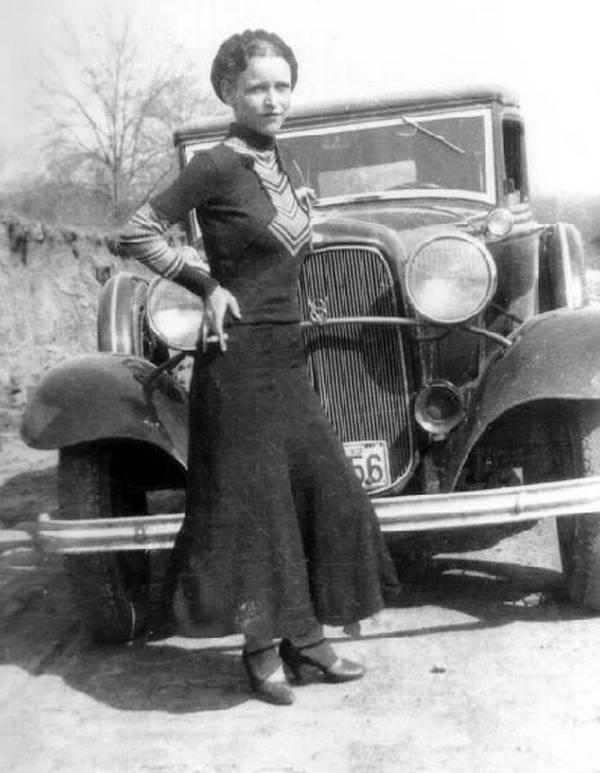 Bonnie Elizabeth Parker, urodzona 1 października 1910 roku, zmarła 24 maja 1934 roku. Członkini gangu Barrowa i partnerka życiowa Clyde'a.