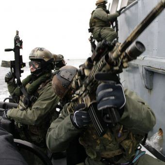 Jak wiele taktyk GROM-u polscy komandosi zawdzięczają Izraelczykom? Na zdjęciu operatorzy Navy SEAL i GROM-u w trakcie wspólnych ćwiczeń (autor: Piotr Andrews). Jak wiele taktyk GROM-u polscy komandosi zawdzięczają Izraelczykom? Na zdjęciu operatorzy Navy SEAL i GROM-u w trakcie wspólnych ćwiczeń (autor: Piotr Andrews).