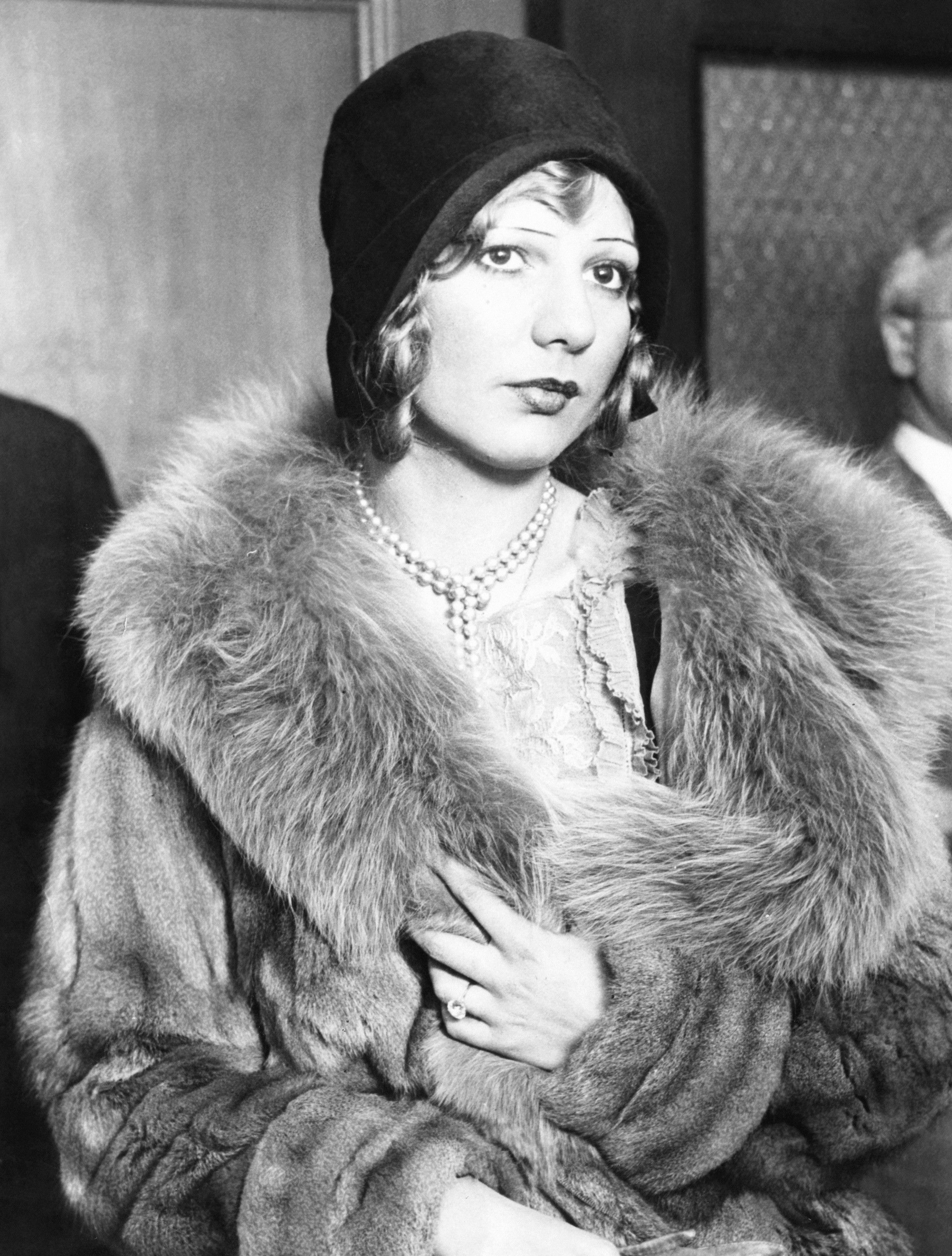 Louise May Rolfe, znana jako piekielna Blond Alibi. Urodzona 7 maja 1906 roku, zmarła 21 lutego 1995 roku. Członkini gangu Outfit, na którego czele stał słynny Al Capone.
