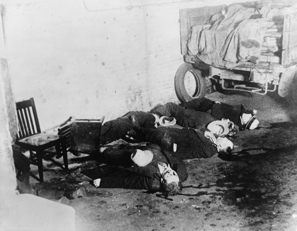 Masakra w dniu Świętego Walentego 1929 roku, która pozwoliła Alowi Capone wyeliminować głównych przywódców konkurencyjnego North Side, wstrząsnęła gangsterskim światem. Dopiero jednak odejście O'Baniona przyniosło mu pełnię władzy w mieście. Masakra w dniu Świętego Walentego 1929 roku, która pozwoliła Alowi Capone wyeliminować głównych przywódców konkurencyjnego North Side, wstrząsnęła gangsterskim światem. Dopiero jednak odejście O'Baniona przyniosło mu pełnię władzy w mieście.