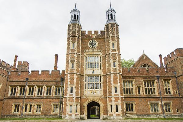 Eton College to jedna z najstarszych w Anglii szkół męskich z internatem. Założona w 1440 roku przez króla Henryka VI uchodziła za jedną z najbardziej prestiżowych w całym kraju.