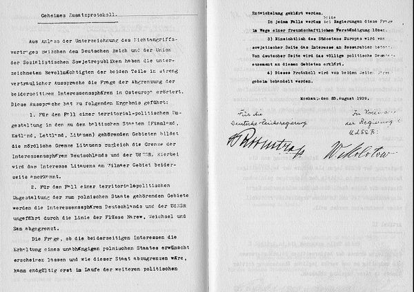 Pakt Ribbentrop-Mołotow był jednym z ważniejszych dokumentów zawartych przed wybuchem II wojny światowej. Informacje, które Stalin otrzymywał od słynnej "Piątki z Cambridge" upewniły go, że państwa zachodnie blefują i mogą wkrótce same szukać próby porozumienia z Hitlerem. Interesy ZSRR znacznie by wtedy ucierpiały. 